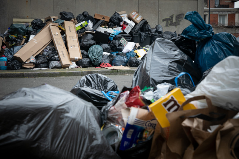 Os garis estão em greve desde segunda-feira (6), e houve bloqueio dos incineradores da cidade