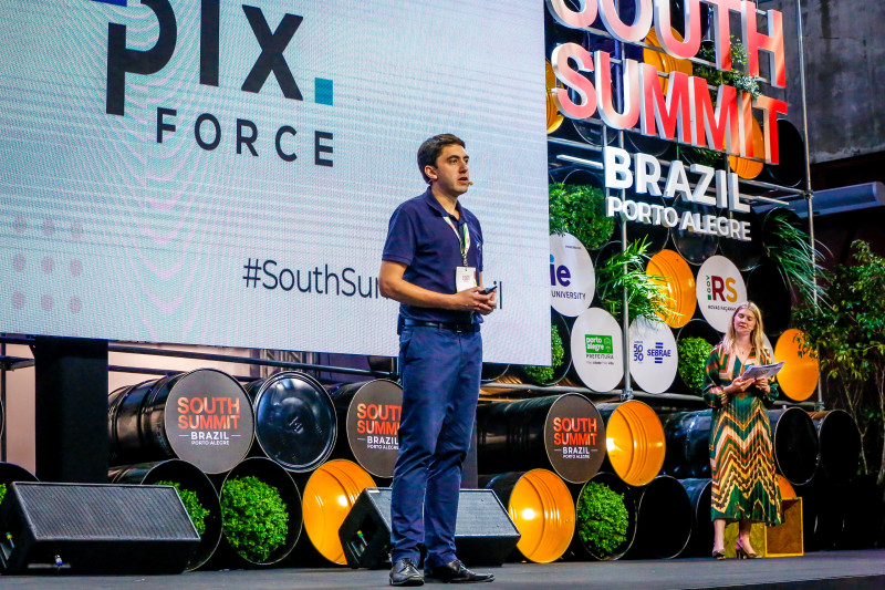 Moura explica que a ferramenta transforma imagens captadas por câmeras, drones e satélites em informações e dados