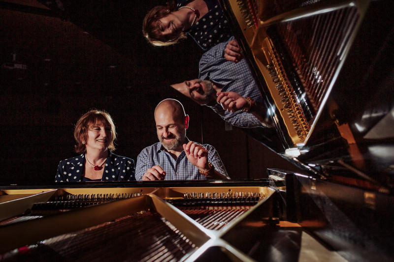 Olinda Allessandrini e Tiago Halewicz conduzem atividades no Ling