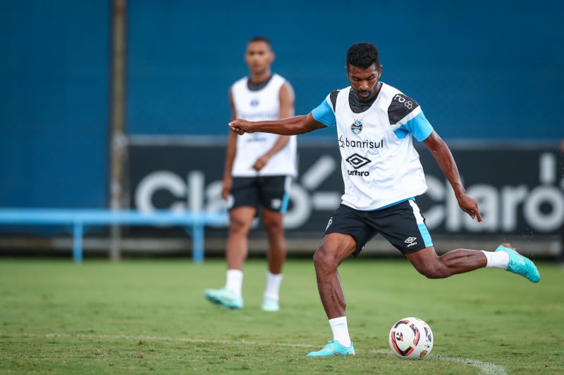 Com tantos desfalques, 
Thiago Santos deve atuar no 
meio-campo gremista, no sábado