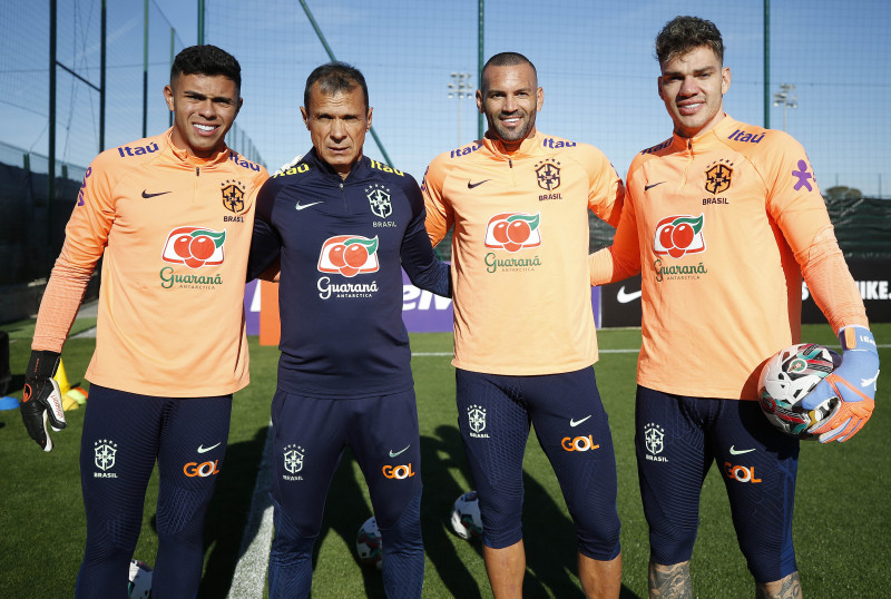 Ederson (d) prevê um jogo difícil, diante de uma equipe boa tecnicamente, e uma torcida fanática
