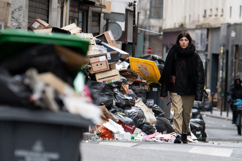 Greve de garis por três semanas fez acumular 6,6 toneladas de lixo nas vias públicas