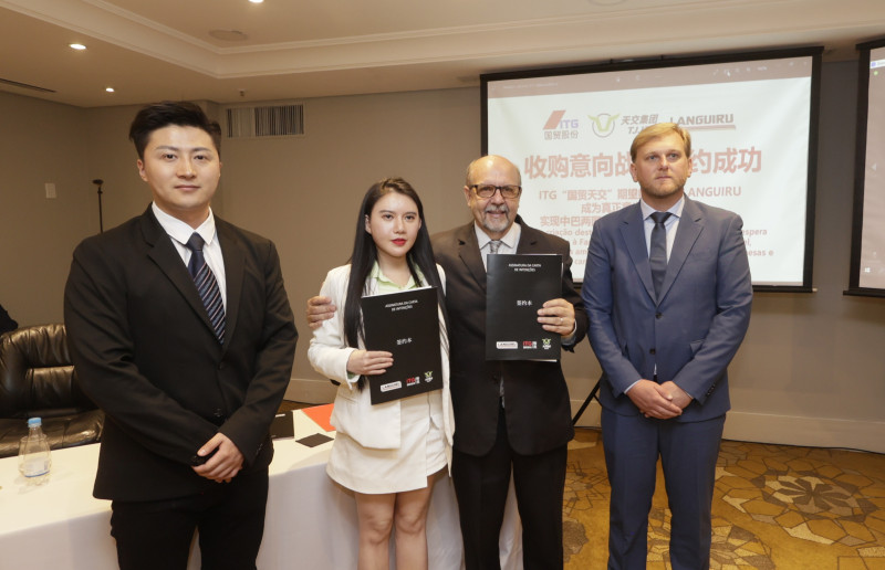 Jinhao Zhang (e), Liping Huang, Dirceu Bayer e Cesar Wilsmann (d) participaram da assinatura