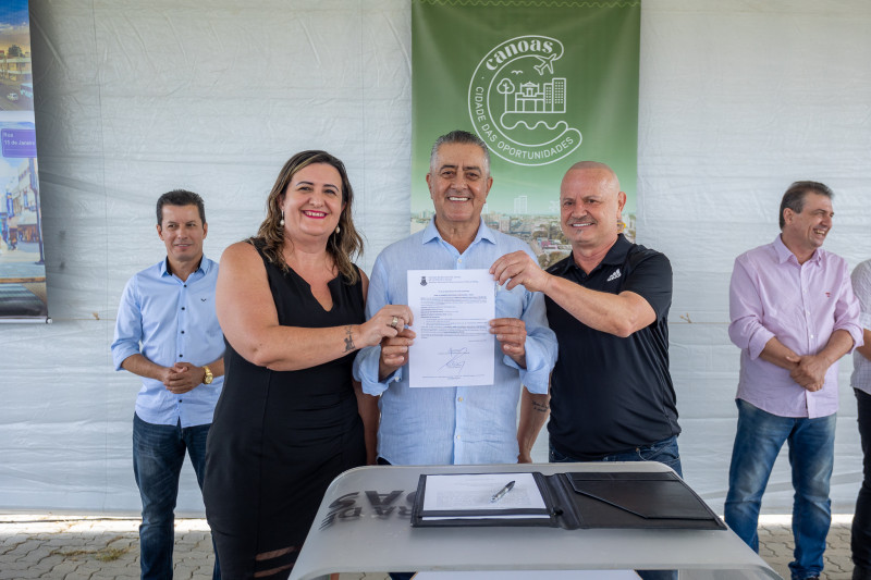 Prefeito Nedy Marques (c) participa do ato de entrega do Loteamento Industrial Arbe