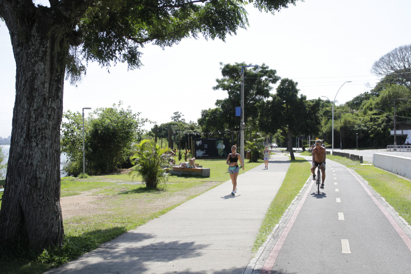 Guaíba é emoldurado por área verde, ciclovia e passeio público na região próxima à Fundação Iberê