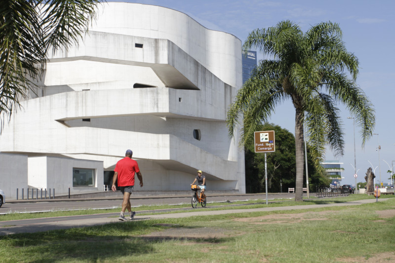 Instituição interrompeu funcionamento externo por quase 30 dias por conta das cheias do Guaíba; programação de retomada inclui oficinas e exposições gratuitas