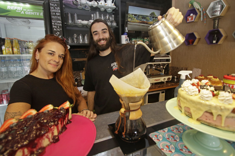 Gabriele e Jo&atilde;o Wobeto est&atilde;o &agrave; frente do Johnny &amp; Julie Foto: LUIZA PRADO/JC