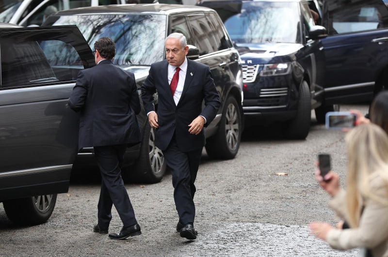 Netanyahu, que está em visita oficial ao Reino Unido, não respondeu à procuradora