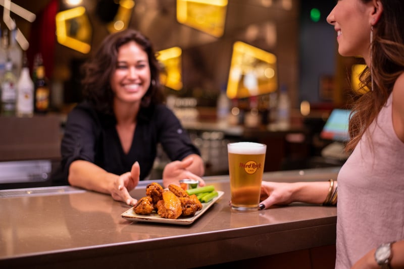 São 50 vagas para funções como de assistente de bar, cozinheiro e assistente de cozinha