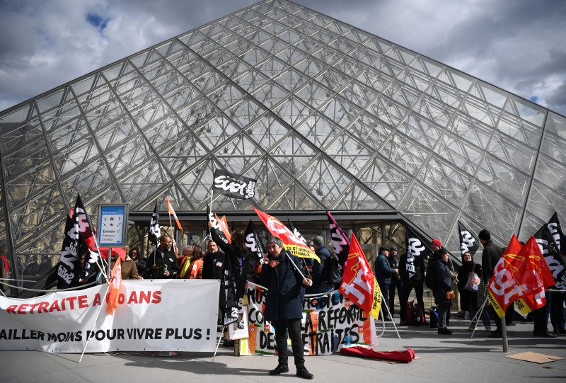 Manifestantes contra a reforma da Previdência bloquearam a entrada do museu do Louvre, em Paris