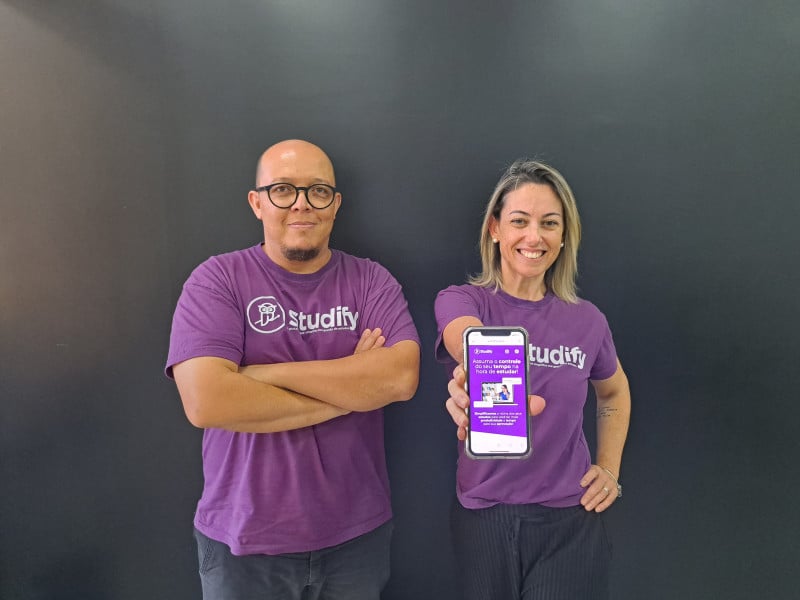André Costa e Juliana Habigzang são os nomes por trás do desenvolvimento da StudiFy Foto: JOÃO PEDRO CECCHINI/ESPECIAL/JC