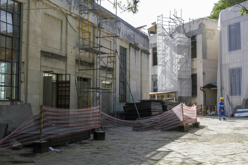 Obra est&aacute; com cerca de 50% do servi&ccedil;o finalizado e teve o prazo de conclus&atilde;o prorrogado em 120 dias