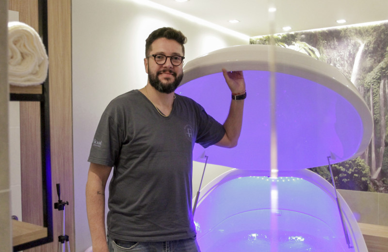 Tiago Dimer &eacute; o nome por tr&aacute;s da Refloat Therapy, que pretende promover um momento de relaxamento Foto: ISABELLE RIEGER/JC