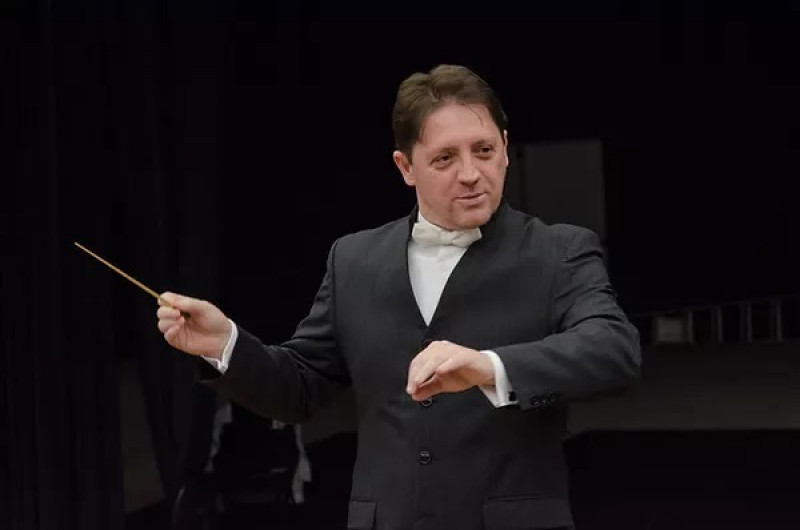 Espetáculo apresenta obras de Vivaldi, Rossini, Donizetti e Handel, com regência de Evandro Matté (foto) às 20h