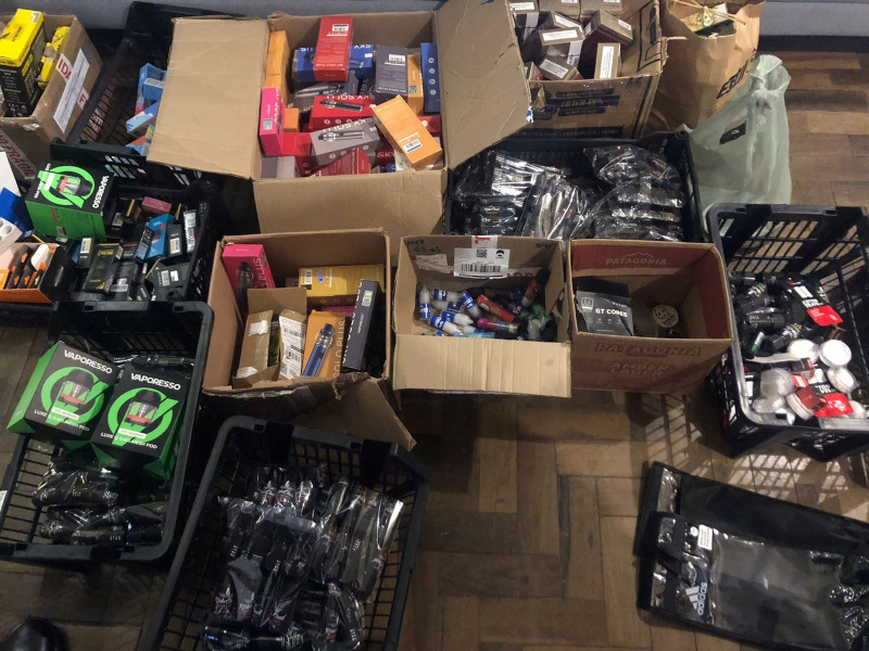 Várias caixas de cigarros contrabandeados foram encontradas na casa do homem preso nesta manhã