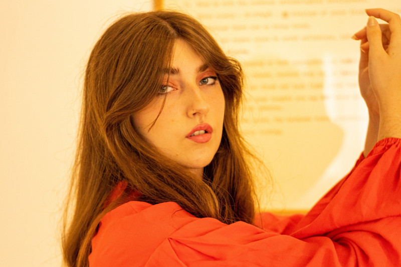 Anna Perin lança seu primeiro EP, 'Brasa', nesta quinta-feira