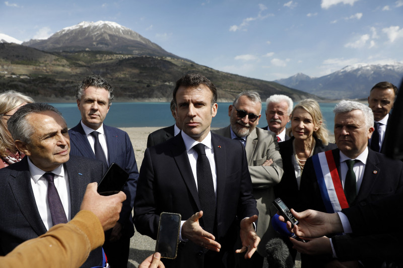 Macron foi recebido por dezenas de manifestantes em Savines-le-Lac