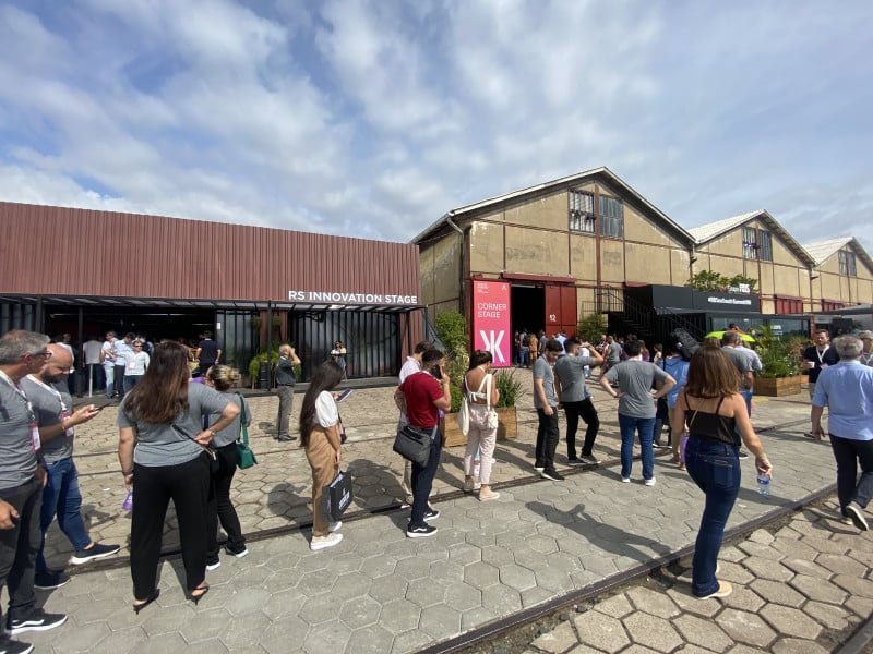 Os armazéns do Cais Mauá lotam rapidamente, o que gera longa espera