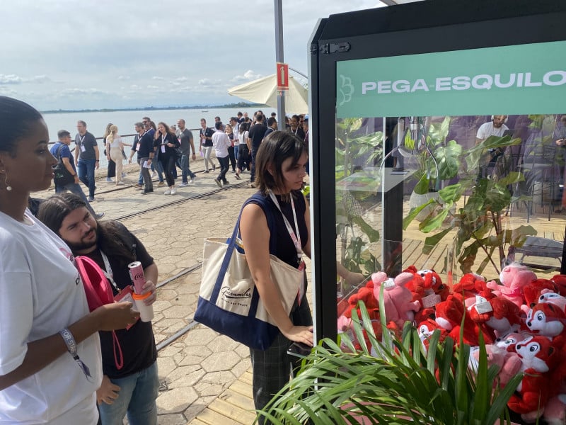 {'nm_midia_inter_thumb1':'https://www.jornaldocomercio.com/_midias/jpg/2023/03/30/206x137/1_image_50750721-10168467.jpg', 'id_midia_tipo':'2', 'id_tetag_galer':'', 'id_midia':'6425e4f8579fc', 'cd_midia':10168467, 'ds_midia_link': 'https://www.jornaldocomercio.com/_midias/jpg/2023/03/30/image_50750721-10168467.jpg', 'ds_midia': 'O Grupo Zaffari levou a m&aacute;quina de pegar esquilo, seu mascote, para o South Summit', 'ds_midia_credi': 'Mauro Belo Schneider/Divulga&ccedil;&atilde;o/JC', 'ds_midia_titlo': 'O Grupo Zaffari levou a m&aacute;quina de pegar esquilo, seu mascote, para o South Summit', 'cd_tetag': '1', 'cd_midia_w': '800', 'cd_midia_h': '600', 'align': 'Left'}