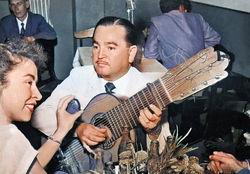 Ovídio Chaves, acompanhado do seu folclórico violão de treze cordas