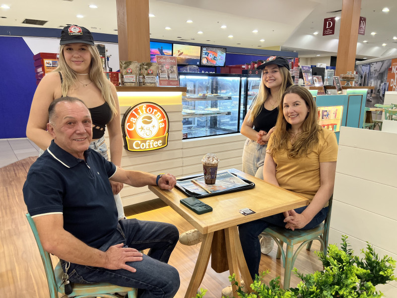 Rodrigo e Andréia e as filhas Maria Eduarda e Ana encararam desafio de montar o café  