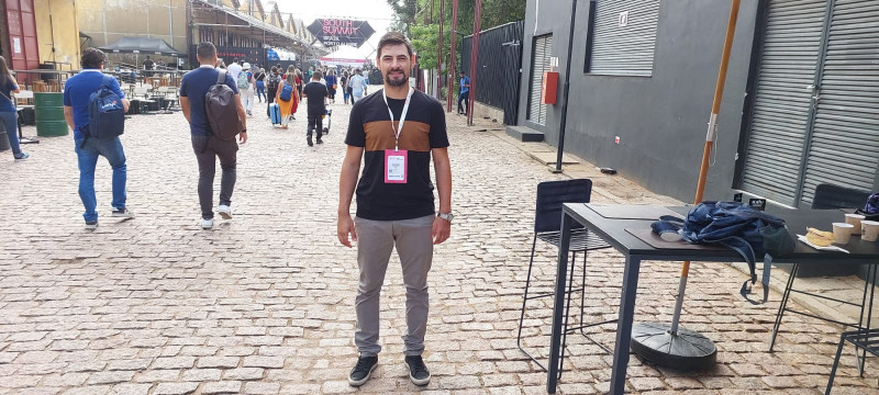 {'nm_midia_inter_thumb1':'https://www.jornaldocomercio.com/_midias/jpg/2023/04/02/206x137/1_south_summit_brazil_publico_rogerio_da_rosa_ribeiro_jornal_do_comercio-10170411.jpeg', 'id_midia_tipo':'2', 'id_tetag_galer':'', 'id_midia':'6429de34b4bf5', 'cd_midia':10170411, 'ds_midia_link': 'https://www.jornaldocomercio.com/_midias/jpg/2023/04/02/south_summit_brazil_publico_rogerio_da_rosa_ribeiro_jornal_do_comercio-10170411.jpeg', 'ds_midia': 'South Summit Brazil - 2023 - Porto Alegre - percep&ccedil;&otilde;es - Rog&eacute;rio da Rosa Ribeiro - Cais Mau&aacute;', 'ds_midia_credi': 'MARIA AM&Eacute;LIA VARGAS/ESPECIAL/JC ', 'ds_midia_titlo': 'South Summit Brazil - 2023 - Porto Alegre - percep&ccedil;&otilde;es - Rog&eacute;rio da Rosa Ribeiro - Cais Mau&aacute;', 'cd_tetag': '1', 'cd_midia_w': '800', 'cd_midia_h': '360', 'align': 'Left'}