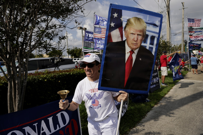 Simpatizantes estão nas ruas com cartazes e faixas em apoio a Trump