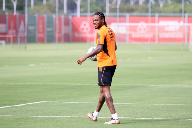 Luiz Adriano tem jogado como pivô e deve ser titular contra a equipe colombiana