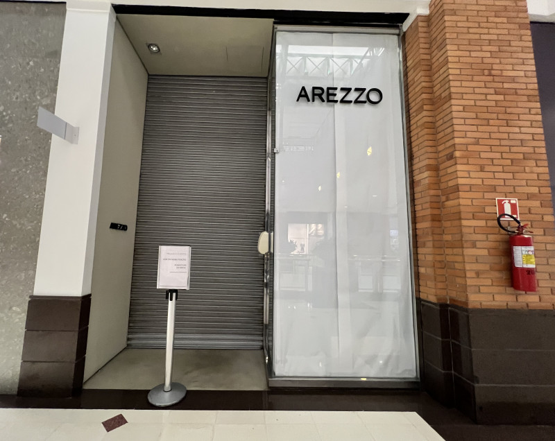 {'nm_midia_inter_thumb1':'https://www.jornaldocomercio.com/_midias/jpg/2023/04/06/206x137/1_minuto_varejo_arezzo_praia_de_belas_jornal_do_comercio-10176898.jpg', 'id_midia_tipo':'2', 'id_tetag_galer':'', 'id_midia':'642f49ee5aa58', 'cd_midia':10176898, 'ds_midia_link': 'https://www.jornaldocomercio.com/_midias/jpg/2023/04/06/minuto_varejo_arezzo_praia_de_belas_jornal_do_comercio-10176898.jpg', 'ds_midia': 'Minuto Varejo - Shopping Praia de Belas - loja Arezzo fechada - Porto Alegre - cal&ccedil;ados -femininos  loja - marca ', 'ds_midia_credi': 'PATR&Iacute;CIA COMUNELLO/ESPECIAL/JC', 'ds_midia_titlo': 'Minuto Varejo - Shopping Praia de Belas - loja Arezzo fechada - Porto Alegre - cal&ccedil;ados -femininos  loja - marca ', 'cd_tetag': '1', 'cd_midia_w': '800', 'cd_midia_h': '636', 'align': 'Left'}