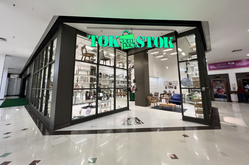 {'nm_midia_inter_thumb1':'https://www.jornaldocomercio.com/_midias/jpg/2023/04/09/206x137/1_minuto_varejo_praia_de_belas_shopping_tok_stok_vitrine_jornal_do_comercio_2-10177345.jpg', 'id_midia_tipo':'2', 'id_tetag_galer':'', 'id_midia':'643375a265265', 'cd_midia':10177345, 'ds_midia_link': 'https://www.jornaldocomercio.com/_midias/jpg/2023/04/09/minuto_varejo_praia_de_belas_shopping_tok_stok_vitrine_jornal_do_comercio_2-10177345.jpg', 'ds_midia': 'Minuto Varejo - Praia de Belas Shopping center - loja Tok&Stok - prateleiras vazias  produtos - estoque - 30% - movimento - Porto Alegre - fechar ou reformar - vitrine', 'ds_midia_credi': 'PATR&Iacute;CIA COMUNELLO/ESPECIAL/JC', 'ds_midia_titlo': 'Minuto Varejo - Praia de Belas Shopping center - loja Tok&Stok - prateleiras vazias  produtos - estoque - 30% - movimento - Porto Alegre - fechar ou reformar - vitrine', 'cd_tetag': '1', 'cd_midia_w': '800', 'cd_midia_h': '531', 'align': 'Left'}