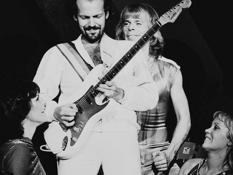 Lasse Wellander começou a tocar com o ABBA em 1974, época em que a banda gravou músicas como Intermezzo No.1 e Crazy World