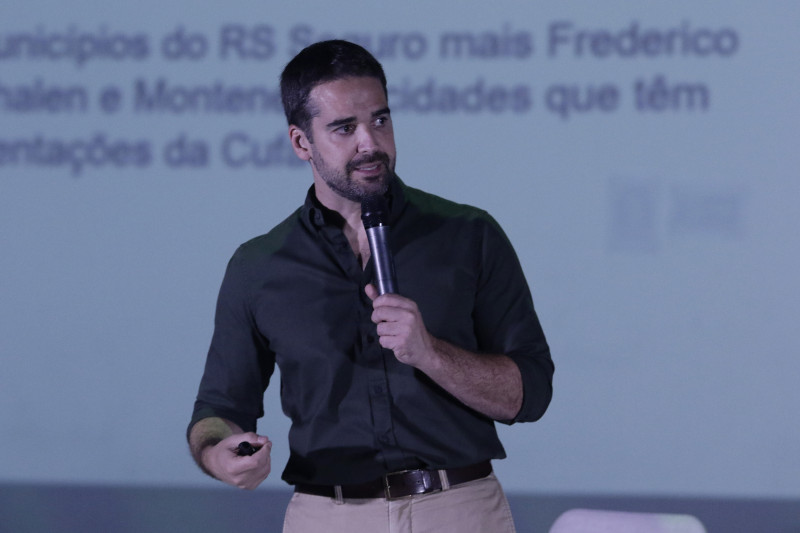 O governador Eduardo Leite é um dos articulistas do caderno encartado no JC