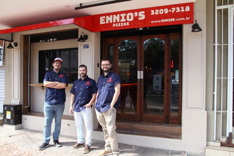 Eduardo Stigger, Guilherme Stocco e Bruno Becker s&atilde;o s&oacute;cios na Ennio's Pizza Foto: EVANDRO OLIVEIRA/JC