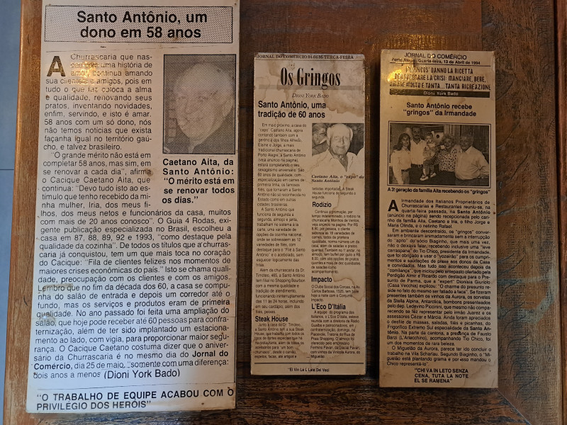 Três matérias memoráveis do Jornal do Comércio estão expostas nas paredes do Santo Antônio Foto: JOÃO PEDRO CECCHINI/ESPECIAL/JC