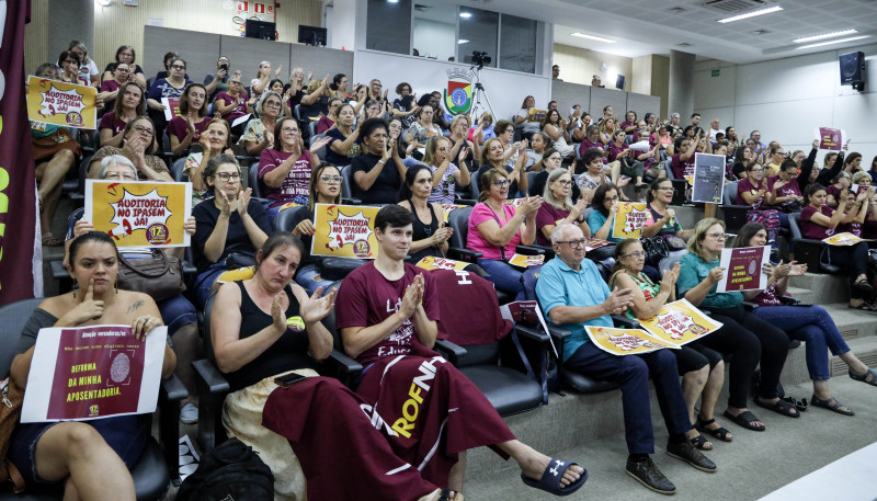 Com o plenário lotado, foi aprovada a lei que aplica alíquota para aposentados e pensionistas do Ipasem