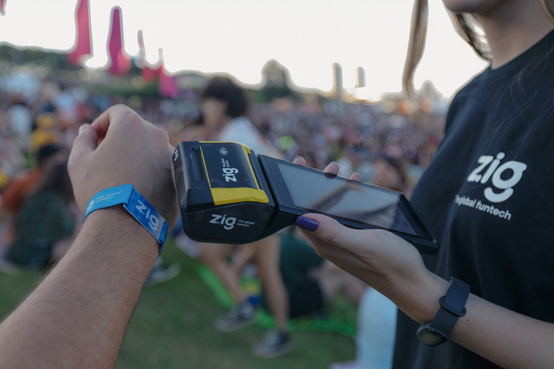 Pulseira Cashless da Zig tem sido uma solução de pagamento usada em eventos e festivais, para dar acesso rápido e seguro ao público 