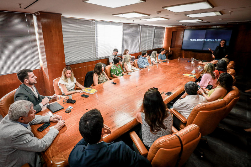 Equipe da planejamento urbano da prefeitura de Porto Alegre com o urbanista franc&ecirc;s Alain Bertaud (D)