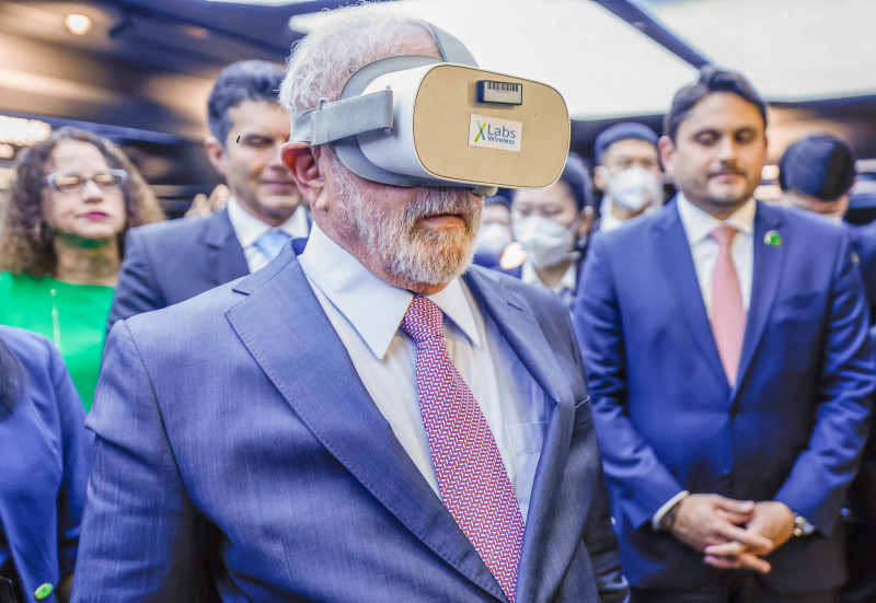 Lula testou uma das ferramentas de conectividade da Huawei