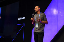 Edu Lyra foi o primeiro palestrante a subir no palco principal da edição de 2023 da Gramado Summit