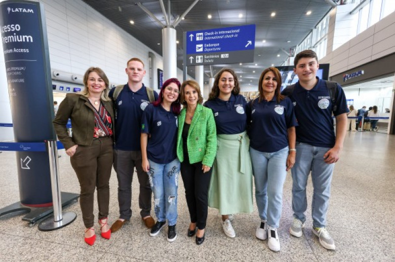 A secretária Raquel Teixeira foi ao aeroporto se despedir dos alunos antes da partida para os Estados Unidos 