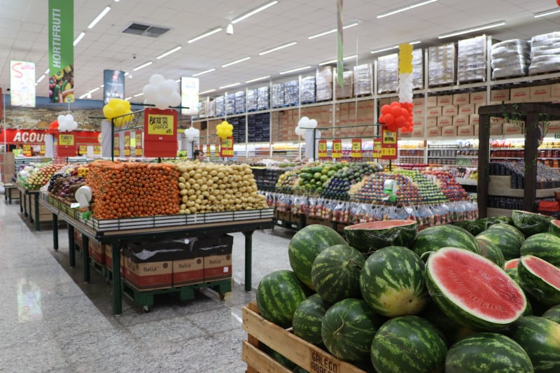 //www.jornaldocomercio.com/_midias/jpg/2023/04/16/206x137/1_minuto_varejo_fort_atacadista_hortifruti_jornal_do_comercio-10183713.jpg', 'id_midia_tipo':'2', 'id_tetag_galer':'', 'id_midia':'643c9cbc43674', 'cd_midia':10183713, 'ds_midia_link': 'https://www.jornaldocomercio.com/_midias/jpg/2023/04/16/minuto_varejo_fort_atacadista_hortifruti_jornal_do_comercio-10183713.jpg', 'ds_midia': 'Minuto Varejo - supermercado - atacarejo - grupo Pereira - Santa Catarina - grupo catarinense - loja Fort Atacadista  - área de hortifruti - autosserviço - mercado - atacado mais supermercado - concorrente', 'ds_midia_credi': 'GRUPO PEREIRA/DIVULGAÇÃO/JC', 'ds_midia_titlo': 'Minuto Varejo - supermercado - atacarejo - grupo Pereira - Santa Catarina - grupo catarinense - loja Fort Atacadista  - área de hortifruti - autosserviço - mercado - atacado mais supermercado - concorrente', 'cd_tetag': '1', 'cd_midia_w': '800', 'cd_midia_h': '533', 'align': 'Left'}