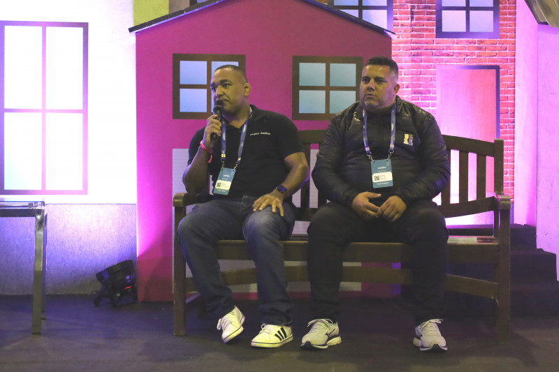 Na Gramado Summit, Eduardo Oliveira e Leonardo Precioso compartilharam suas trajetórias de vida Foto: Atemporal Estúdio de Design/Divulgação/JC