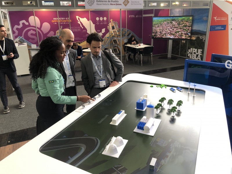 Maquete exposta no estande brasileiro mostra passo a passo da produção do hidrogênio verde