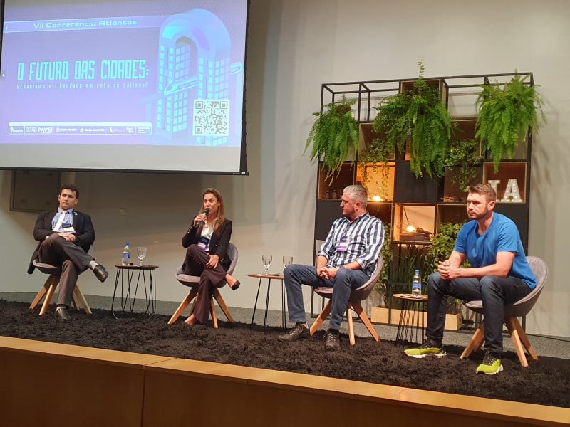 A partir da esquerda: Felipe Krahe, do Instituto Atlantos, e vereadores Mari Pimentel, Ramiro Rosário e Jessé Sangalli