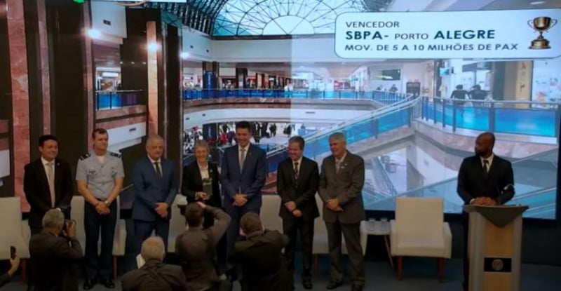 Sabine Trenk, CCO/COO da Fraport Brasil, recebeu a homenagem em nome da Fraport Brasil, que comanda as operações no aeroporto
