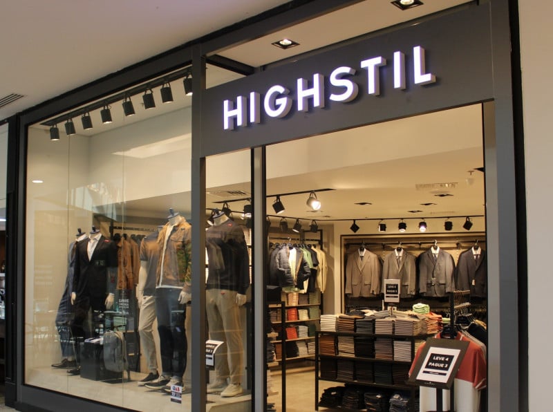 Fundada em 1969, a Highstil possui 26 lojas espalhadas pelo Brasil e pertence ao Grupo Plié