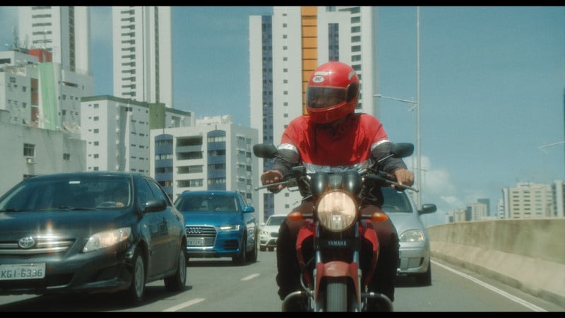 Protagonizado pelo rapper Okado do Canal, o filme traz a jornada de um homem negro e periférico em crise