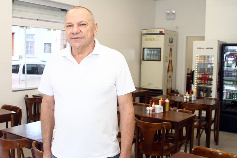 Sérgio Sbardelotto é o fundador da Nova Bréscia Lanches, que opera há 36 anos na avenida São Pedro, 1359 Foto: EVANDRO OLIVEIRA/JC
