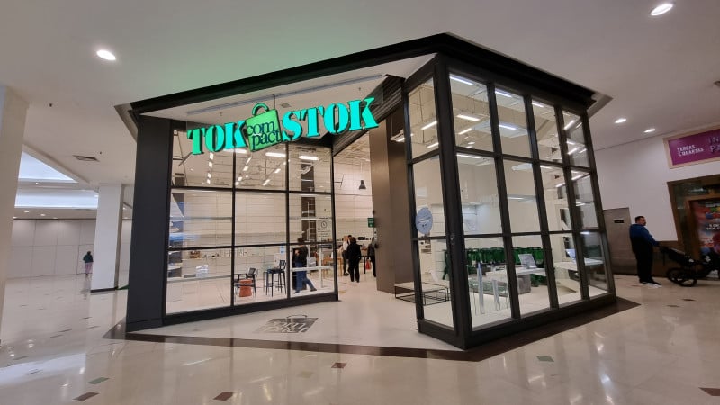 As prateleiras que expunham os itens nas vitrines e nas paredes da loja já estão vazias