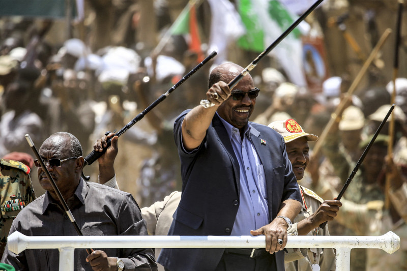 Após derrubar a ditadura de Omar al-Bashir (c), o grupo RSF e os militares mergulharam o país no caos